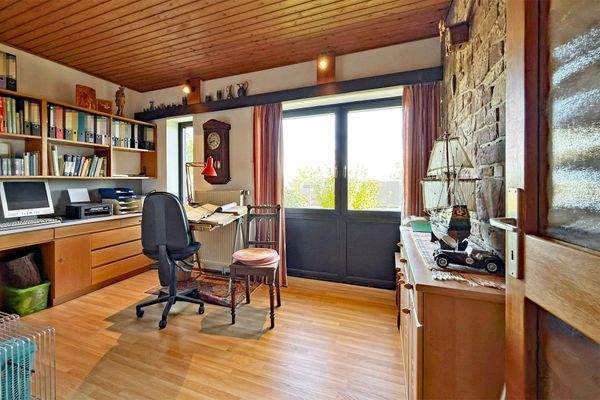 helles Büro oder Schlafzimmer im EG