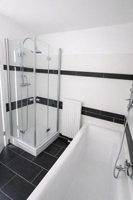 Bad mit Badewanne und Dusche