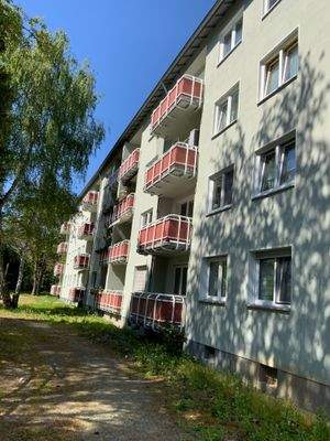 Rückansicht Gebäude mit Fenstern und Balkonen, Begrünung