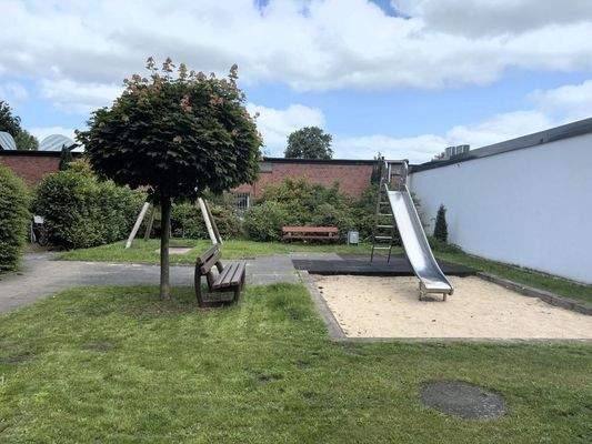Spielplatz direkt vorm Haus