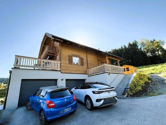 Doppelgarage mit Abstellplätzen