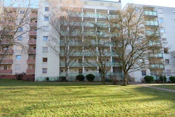 Blick vom Innenhof zur Rückseite des Mehrfamilienhauses