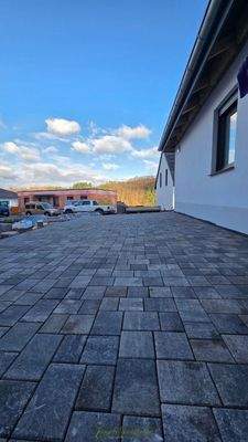 gepflasterte Hoffläche