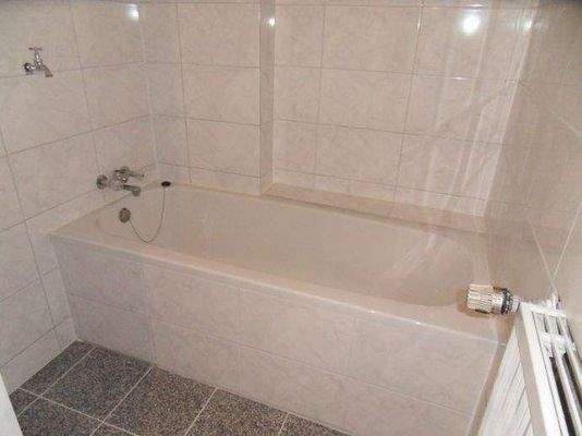 Bad mit Dusche und Wanne