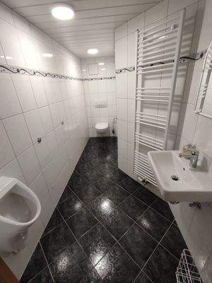 Herrentoilette im Untergeschoss 