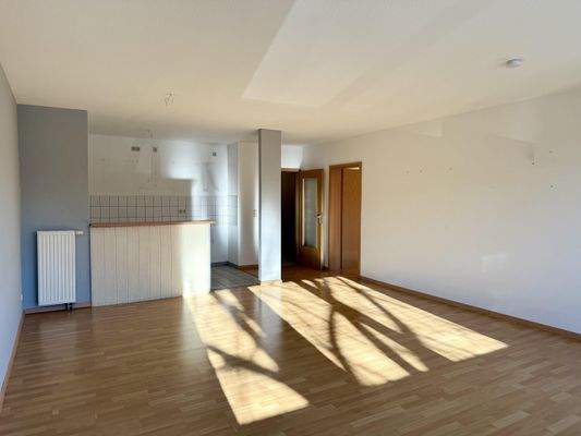 Wohn- und Esszimmer mit offener Küche