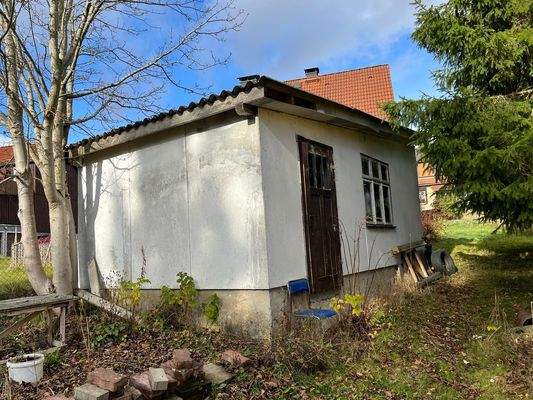 massives Gartenhäuschen