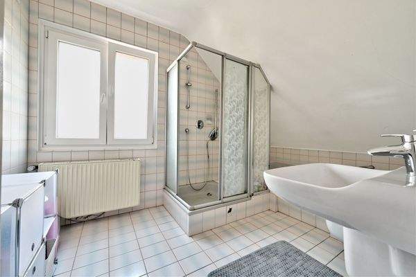 Bad mit Badewanne & Dusche