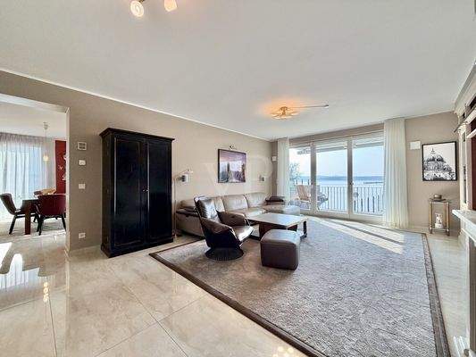 Wohnbereich mit Balkonzugang