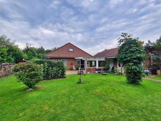 Blick vom gepflegten Garten auf die Nordseite der Immobilie