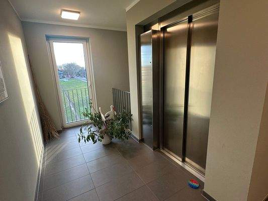 Treppenhaus - Aufzug