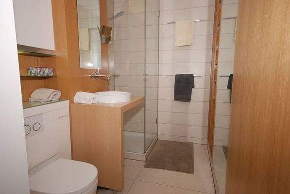 Badezimmer mit Duschkabine