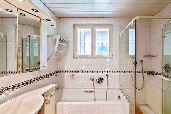 Tageslichtbadezimmer mit Wanne und Dusche 