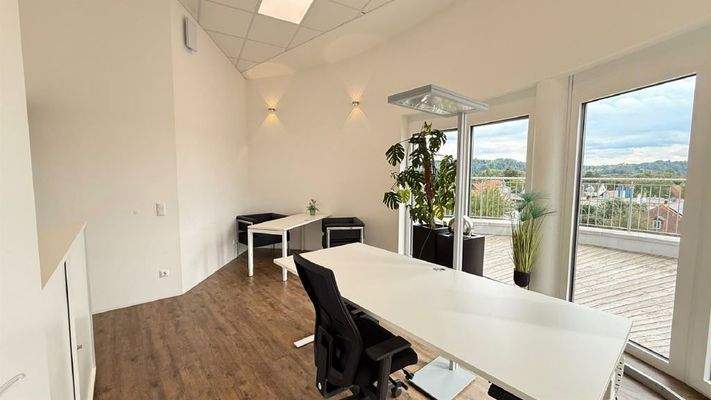 Geräumiges Büro mit Ausblick