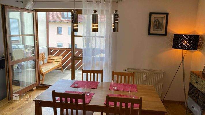 Wohn,- Essbereich zum Balkon