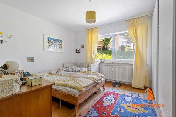 Blick ins Schlafzimmer mit viel Platz