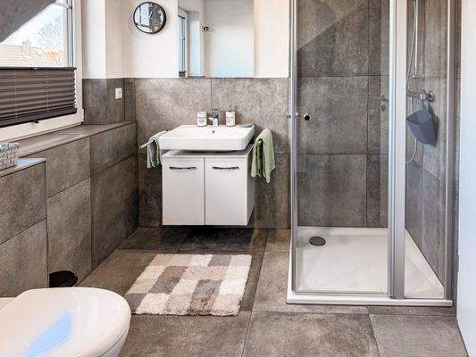 Badezimmer mit ebenerdiger Dusche