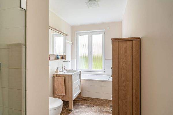 Bad mit Wanne und Dusche