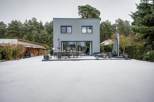 Blick vom Pool zum Haus