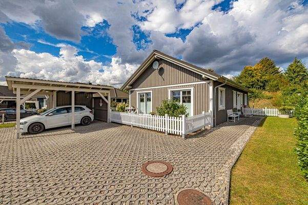 Carport und zwei Stellplätze