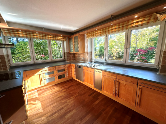 ...mit hochwertiger EBK