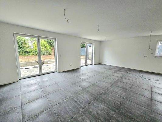 Wohnzimmer mit Zugang zur Terrasse