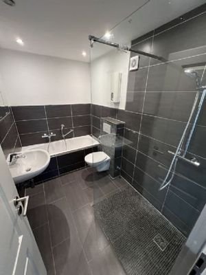 Modernes Badezimmer mit Wanne + ebenerdiger Dusche