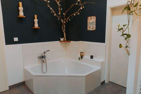 Badezimmer mit Eckbadewanne