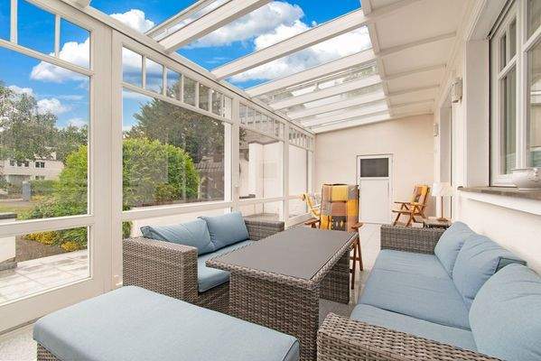 Beheizter Wintergarten mit zwei großen Schiebetüren 