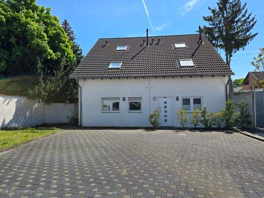 Hausansicht Innenhof mit Parkplätze