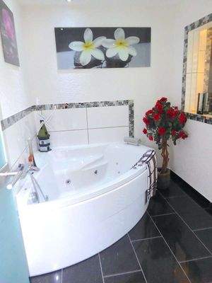 Whirlpool im Tageslichtbad EG