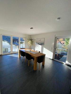 Helles Esszimmer mit Ausblick