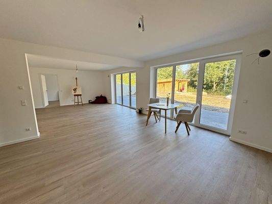 Wohnzimmer mit Blick auf die Terrasse 