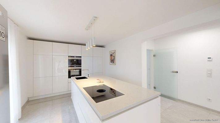 Hochwertige Einbauküche mit moderner Kochinsel 