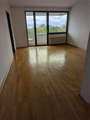 Wohnzimmer mit Blick zum Balkon.jpg