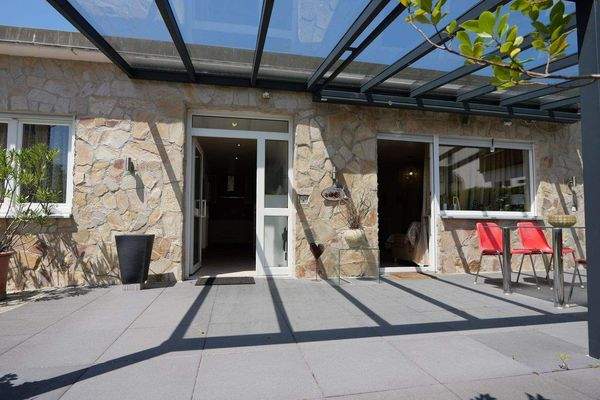 überdachter Eingangsbereich 