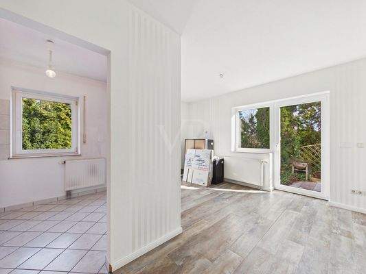 Blick in das Wohn-/ Esszimmer mit angrenzendem Küchenbereich der Einliegerwohnung