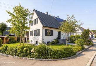 Modernisiertes Einfamilienhaus mit blühendem Vorgarten Kopie
