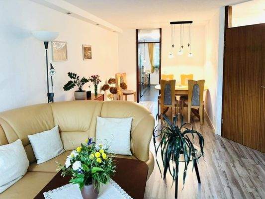 Wohnen - Essen mit Blich in die Küche