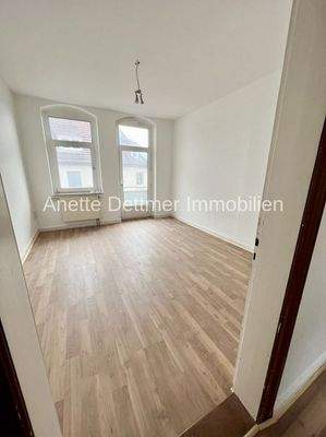 13 Wohneinheit Wohnzimmer mit Balkon