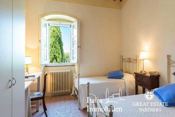 Schöne helle Villa in herrlicher Lage mit Türmchen, Pool, Weinberg und Olivenhain