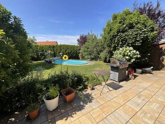 uneinsehbarer Garten mit Pool