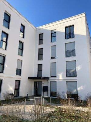 Vorderansicht eines Mehrstöckigen weißen Wohngebäudes mit Fenstern