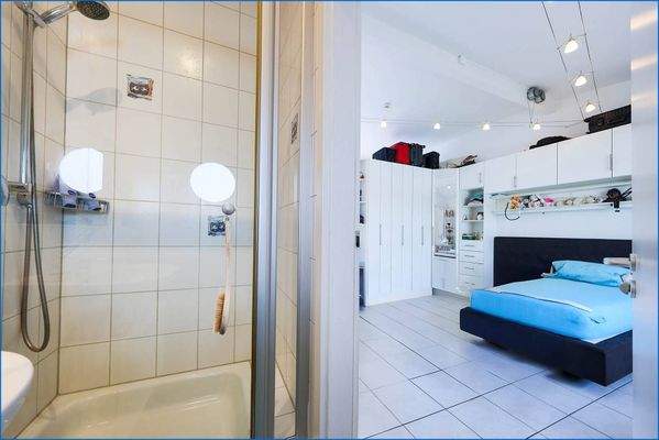 Dachgeschoss Bad und Zimmer