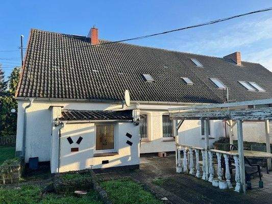 Rückansicht mit Eingang & Terrasse