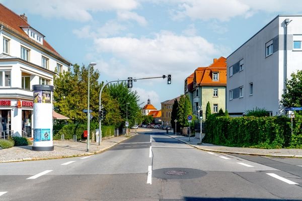 Ampelkreuzung vor dem Objekt