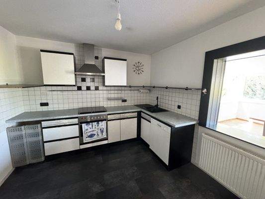 Küche mit Durchreiche zum Wohn- Esszimmer