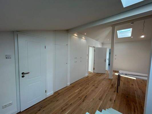 Eingangsbereich mit hochwertigen Einbauschränken