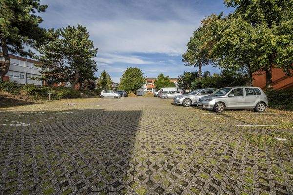 Stellplätze hinter dem Haus