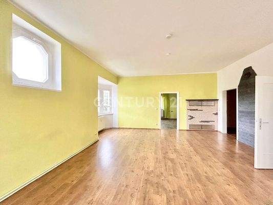 Großzügiger Wohnraum im OG